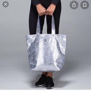 Lululemon metallic Mantra Tote